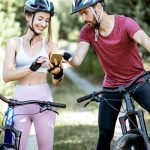app2U ludzie na rowerach z telefonem