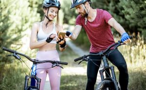 app2U ludzie na rowerach z telefonem